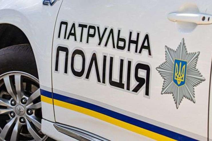 Одеські патрульні допомогли евакуювати громадянина, який потрапив під обстріл ворога